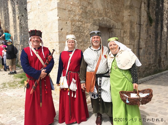 プロヴァン中世祭りの仮装を楽しむ人